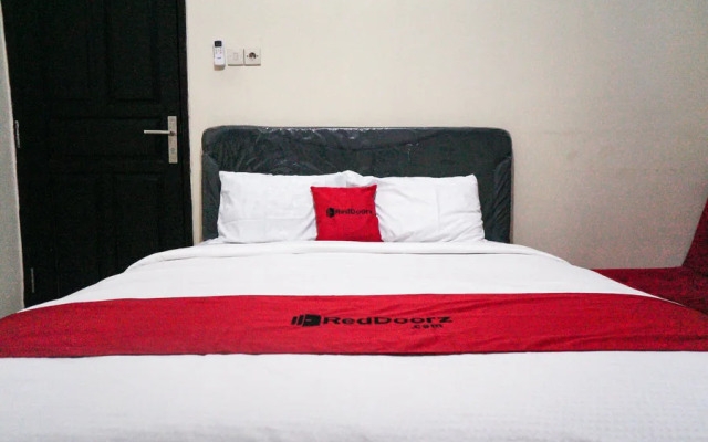 RedDoorz near Alun Alun Batu