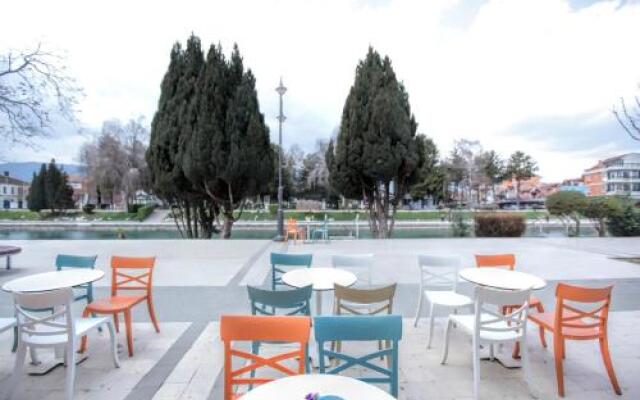 Art Theatre Caffe - River view Hotel