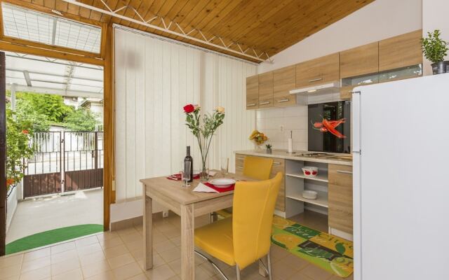 Comfortable Modern Studio With Shaded Patio
