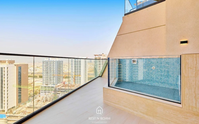 Upscale 1BR With Jacuzzi Prime Location in JVC