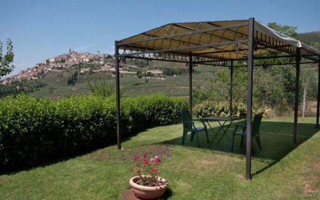 Charming Farmhouse in Trevi With Swimming Pool