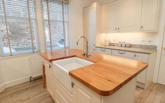 Iona 10 Palace Street East