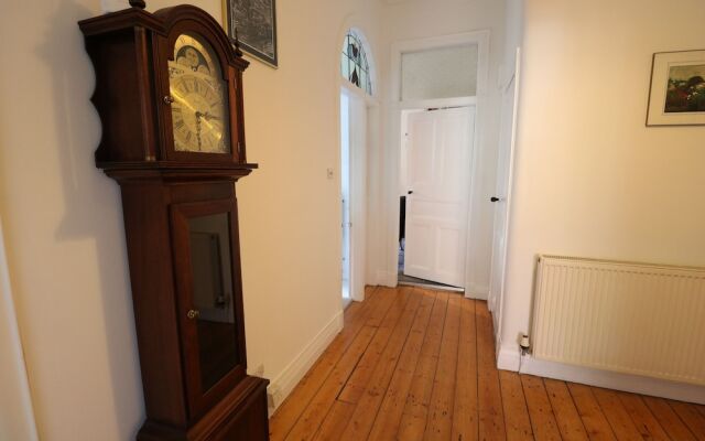 Period Deco flat in west end