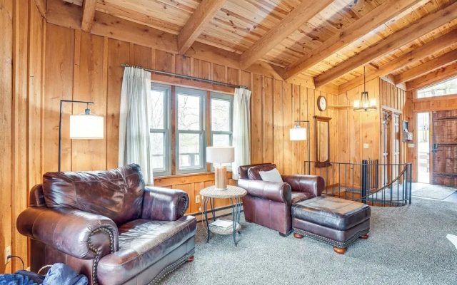 Treehouse-style Cabin, 1 Mi to Massanutten Resort