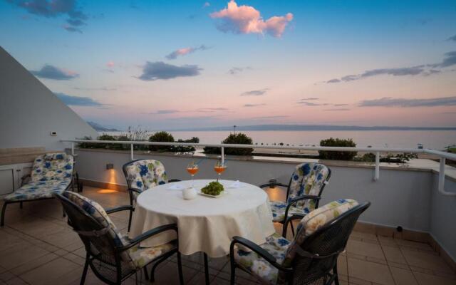 Seaside Apartment Gold 1row