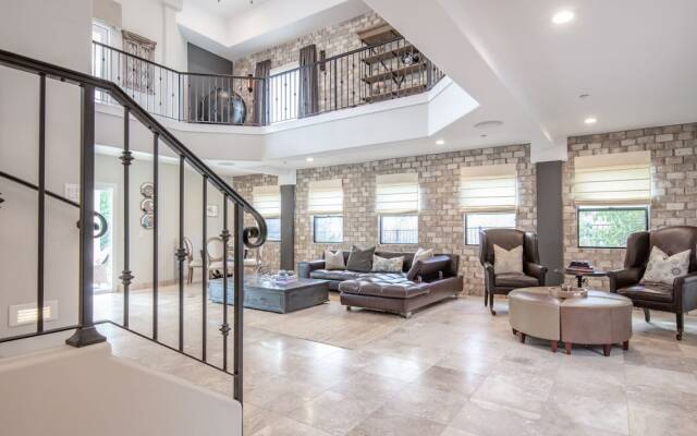 Extravagant Fountain Hills - 6 Br Home