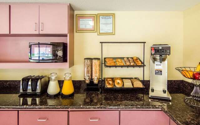 Rodeway Inn & Suites Highway 290 Northwest