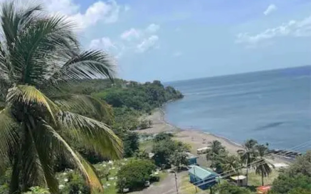 Spacious, Cozy Two Bedroom Apartment Overlooking the Beach