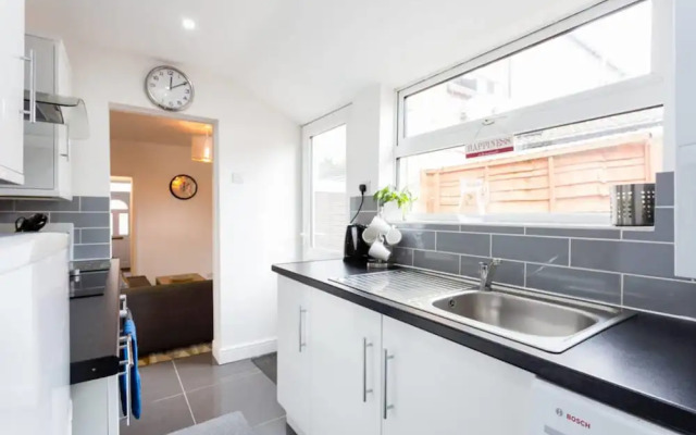 Ashton House, Luton - inhabit short stays
