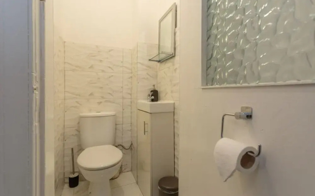 Stylish Apartment at the Edge of Meadows Park