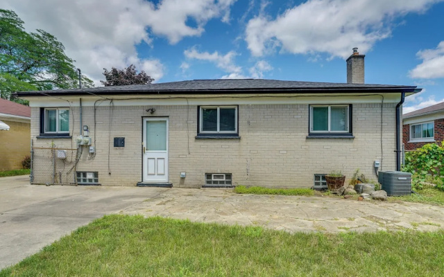 Westland Home w/ Yard ~ 20 Mi to Downtown Detroit!