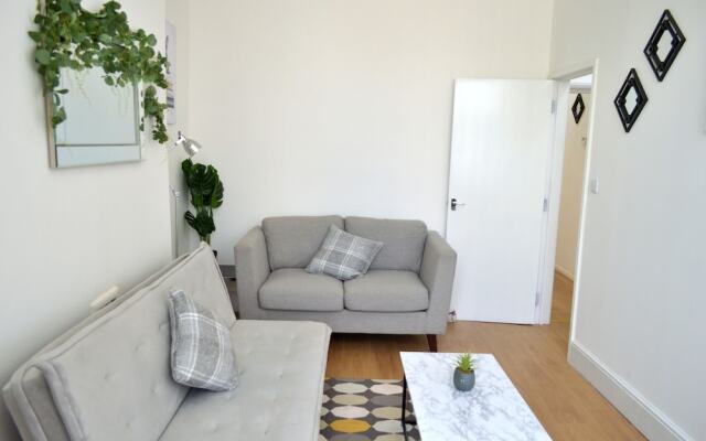 Beautiful Two-bed Apartment With Driveway Parking