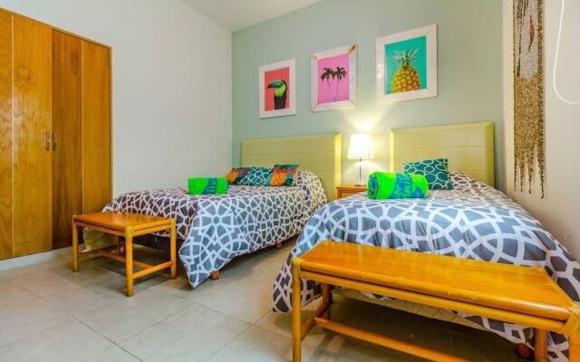 Dream Location! 2BR Near Beach+clubs!! Sleeps 6!!