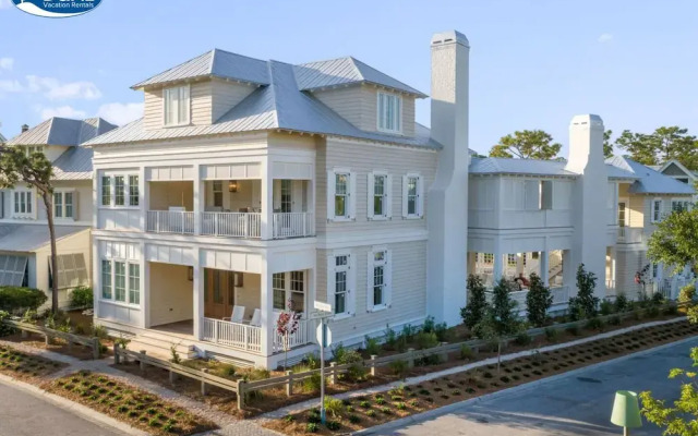 'rees On Wiregrass' Private Pool, Golf Cart, Carriage House Lake District, Watercolor, Fl 5 Bedroom Home by RedAwning