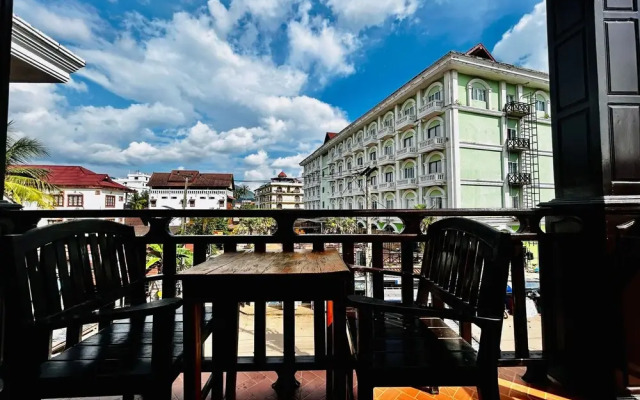 Domon Riverside Hotel