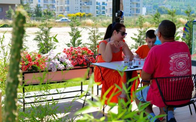 The Peak Hotel & Lounge