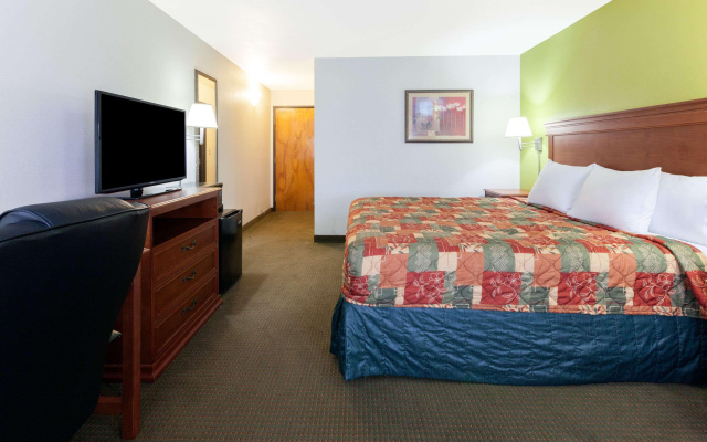 Days Inn by Wyndham Shawnee