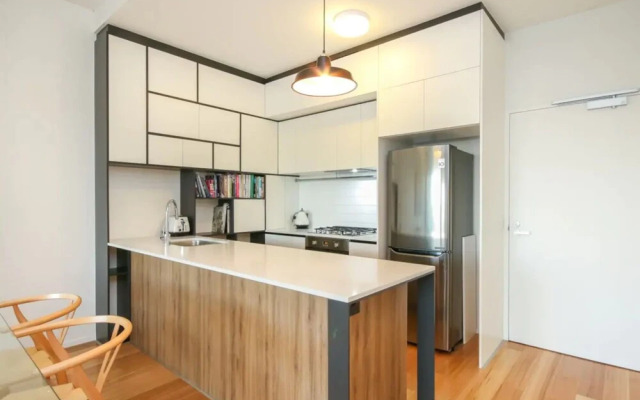 Luxury 1 Bedroom Top Floor Apartment With Balcony