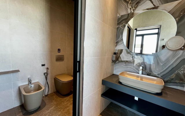 128 LIM - 2106 Stay Only Tower Suite