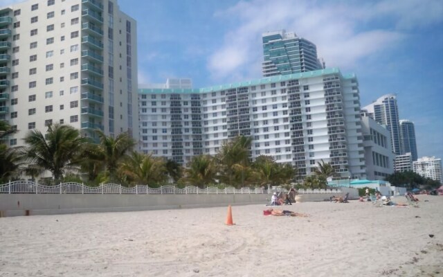 3801 Hollywood - 2Z - 1 Br Apts