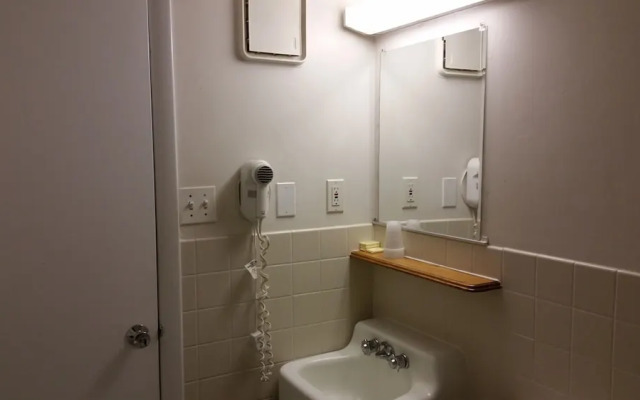 Quarterdeck Motel