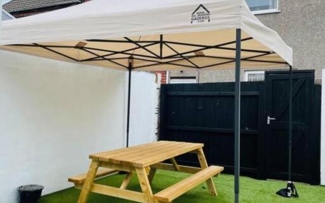 Modern 6 bedroom 5 min walk to beach & restaurants