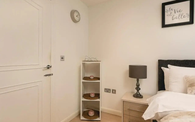 Just 20 Mins From Buckingham Palace!