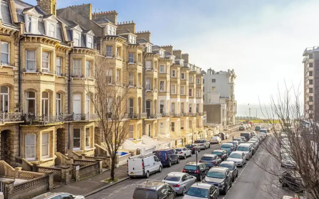 Spacious Central Hove Beach Flat