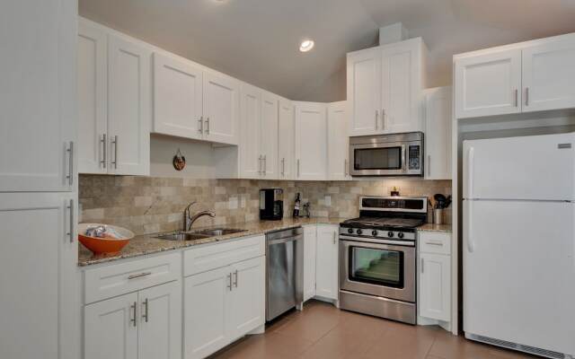 2BR Renovated Austin Coach House by RedAwning