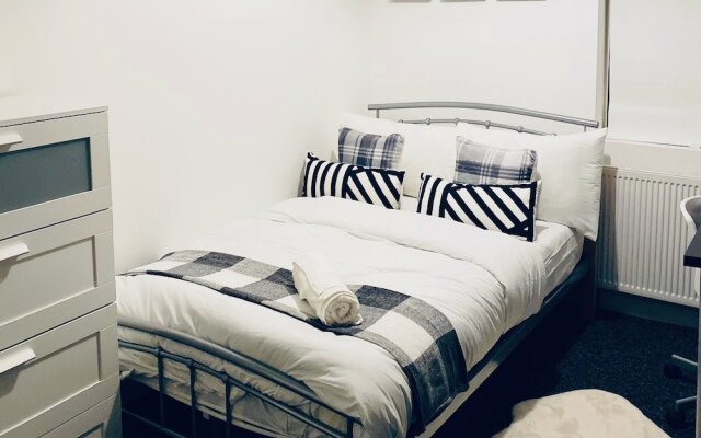 Spacious Four Bedroom Home, 3 Bathrooms - Coventry