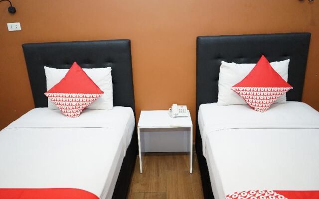 OYO 633 Ren'z Hotel