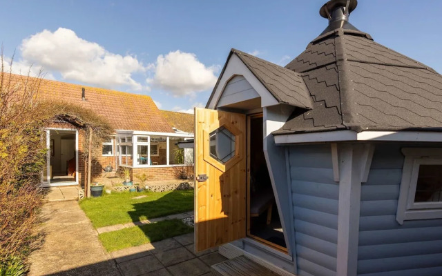 Seaside Retreat - Five Minutes to Beach Village