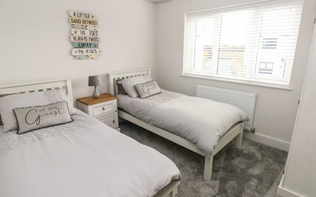 Lunaroxx, 6 Meadow Gardens, Kilgetty