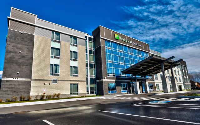 Holiday Inn Express & Suites Vaudreuil, an IHG Hotel