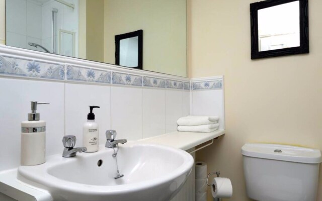 2 Bedroom Apartment off Leith Walk Sleeps 5