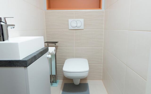 WaterFront City Apartments by UrbanRent