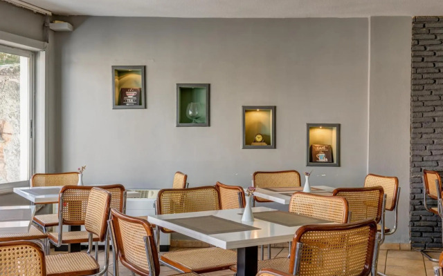 Alexios Inn Hotel