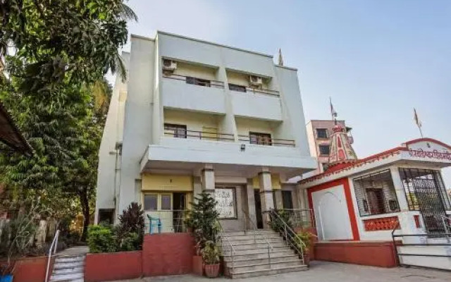 Oyo 24889 Prabhat Plaza