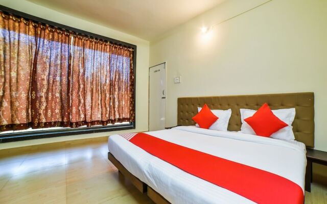 Oyo 28139 Hotel Empire