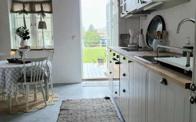 Mysigt hus i liten by nära havet