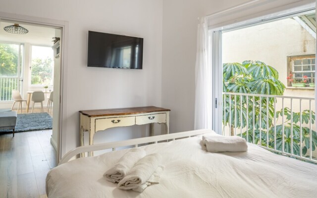 Bright & Sunny Apt in Trendy Location