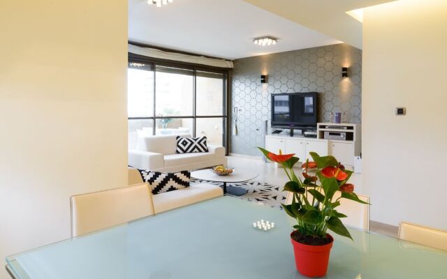 Sea View 5th floor 1 min walk to beach