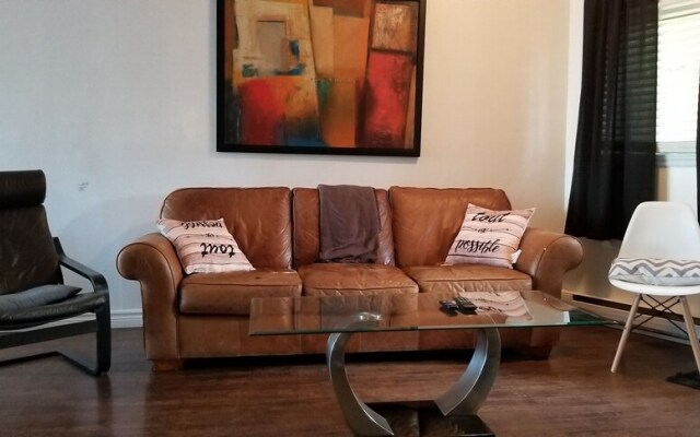 Stylish Apartment, One Bedroom, Parking, Near Everything