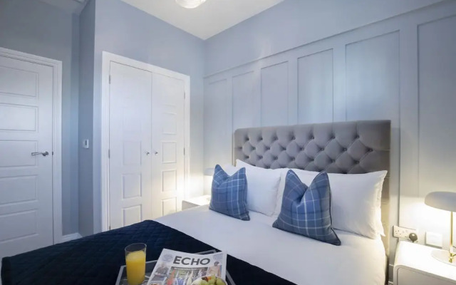 Elliot Oliver - Luxurious Two Bedroom Apartment in The Docks