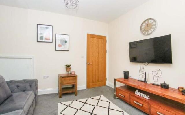 No25-Luxe Living Guest House- 2 Bed-WIFI-Free Parking-City- Beach