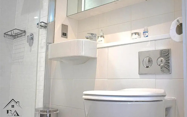 Modern 2 Bed 2 Bath Bracknell With Free Parking