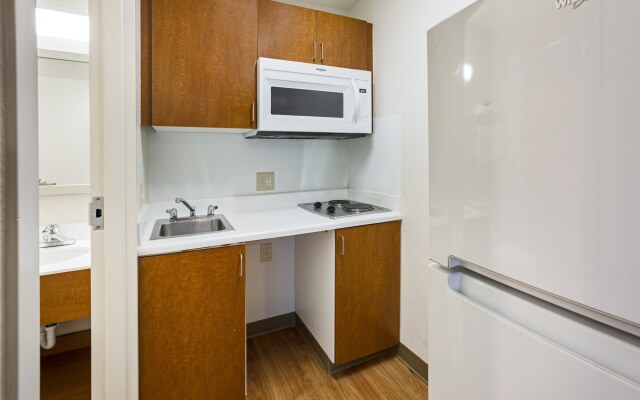 HomeTowne Studios by Red Roof Detroit - Livonia