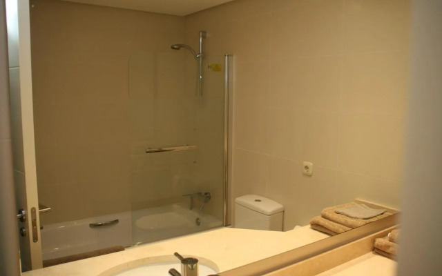 2152-Modern apt with private beach