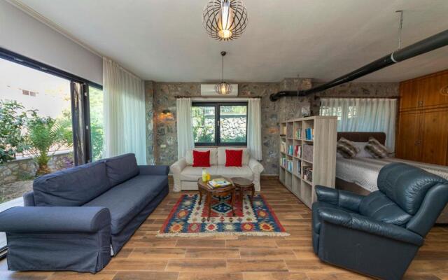Eclectic Studio Apartment Near Sea in Bodrum