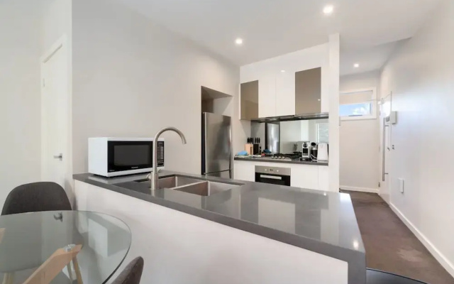 Stylish Curtin Stay With Balcony Views